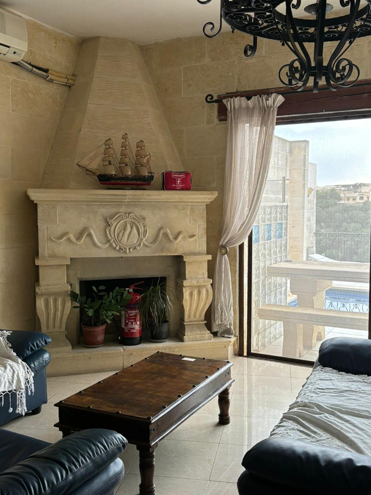 Gozo Island Escape Sleeps 4 With Private Bathroom Ghajn il-Kbira  Exteriör bild